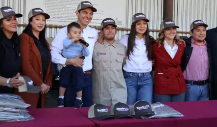 Entrega Rom�n Cota nuevos uniformes a personal de limpia de Tecate