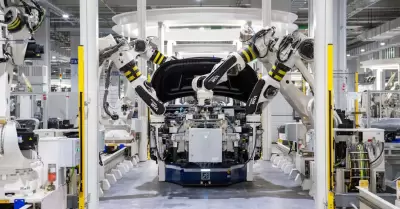 Robot Instalando Piezas En El Veh�culo.