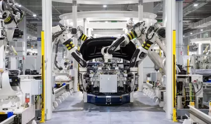 Robot Instalando Piezas En El Veh�culo.