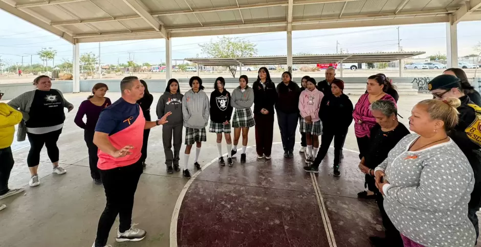 Taller de defensa personal en la comunidad �ngeles de Puebla de Mexicali
