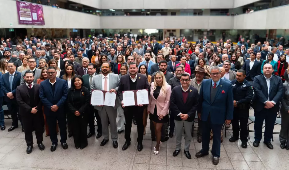 Pactan convenio de colaboraci�n Ismael Burgue�o y Alejandro Fragozo