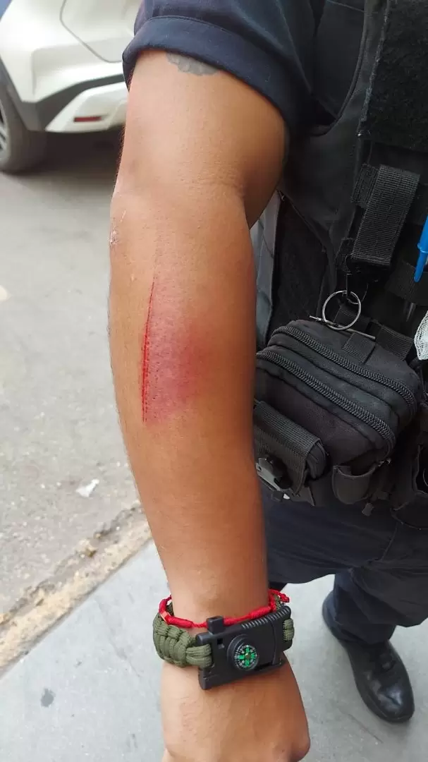 Detienen a hombre por agredir a agente de la DSPM