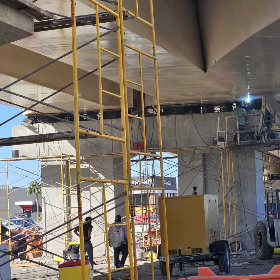 Puente en distribuidor vial L�zaro C�rdenas y Venustiano Carranza
