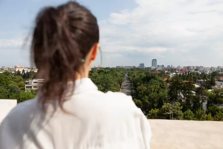 Mujer realizando sus actividades al aire libre.