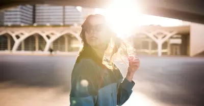 Mujer usando protector solar en barra.