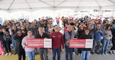 Entregan becas JOBEC a j�venes de preparatoria y universidad en el estado