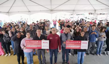 Entregan becas JOBEC a j�venes de preparatoria y universidad en el estado
