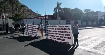 Viudas de polic�as bloquean calles