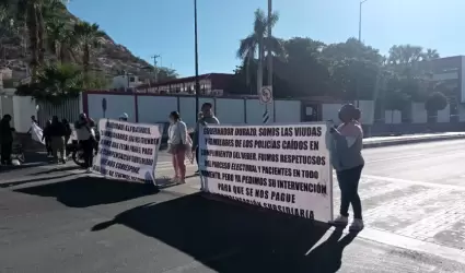 Viudas de polic�as bloquean calles