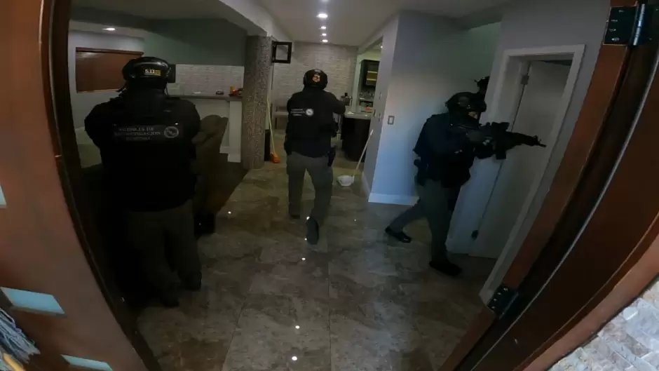 En cateo, FGR asegura coca�na, marihuana y cartuchos �tiles