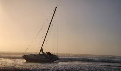 Velero encallado en playas de Tijuana es rescatado por la Marina