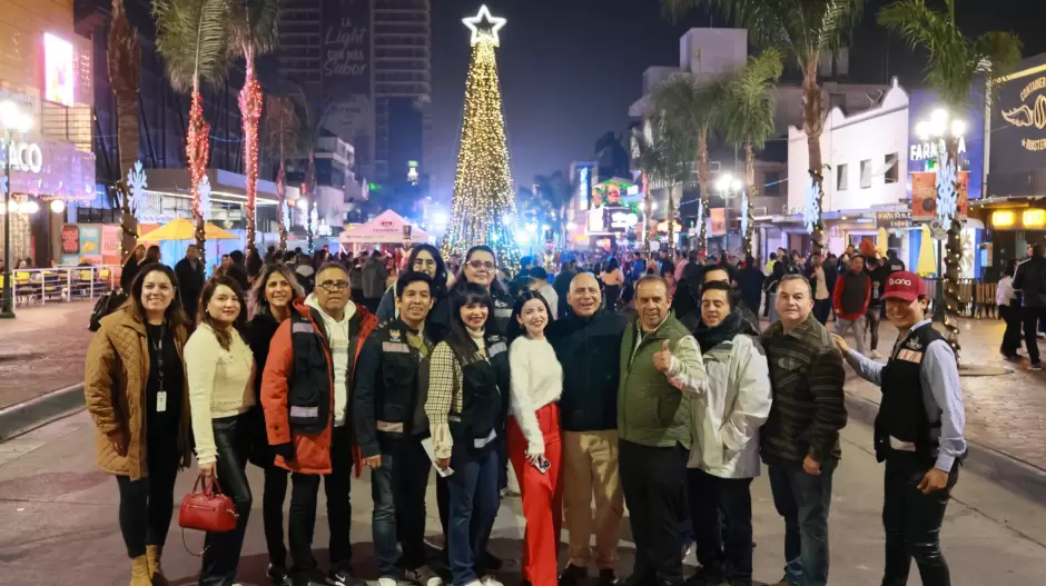 Inaugura presidente municipal Ismael Burgue�o la Villa Navide�a en la avenida Revoluci�n