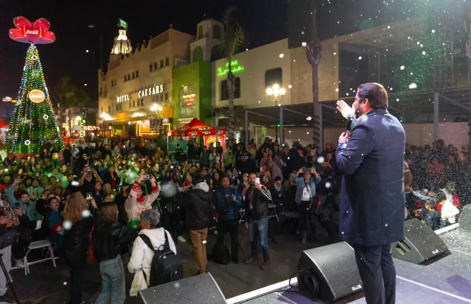 Inaugura presidente municipal Ismael Burgue�o la Villa Navide�a en la avenida Revoluci�n