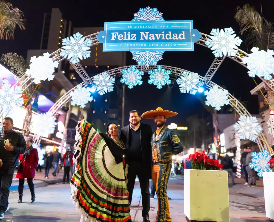 Inaugura presidente municipal Ismael Burgue�o la Villa Navide�a en la avenida Revoluci�n