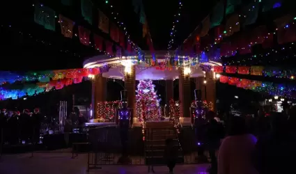 Tecate se llena de luz y alegr�a con el encendido del �rbol de Navidad