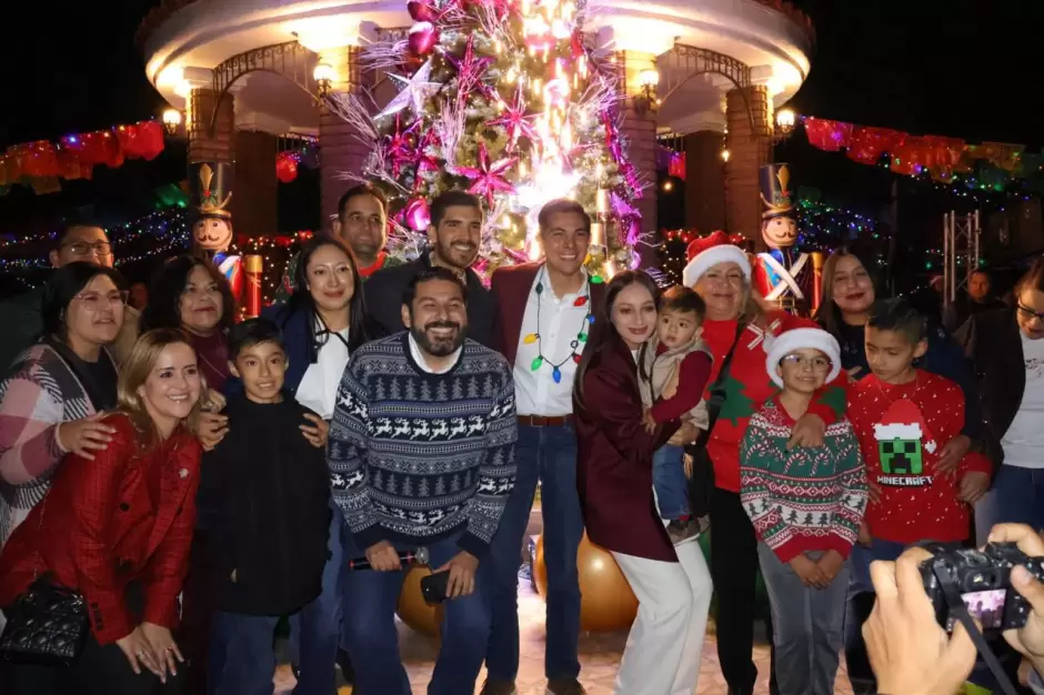 Tecate se llena de luz y alegr�a con el encendido del �rbol de Navidad