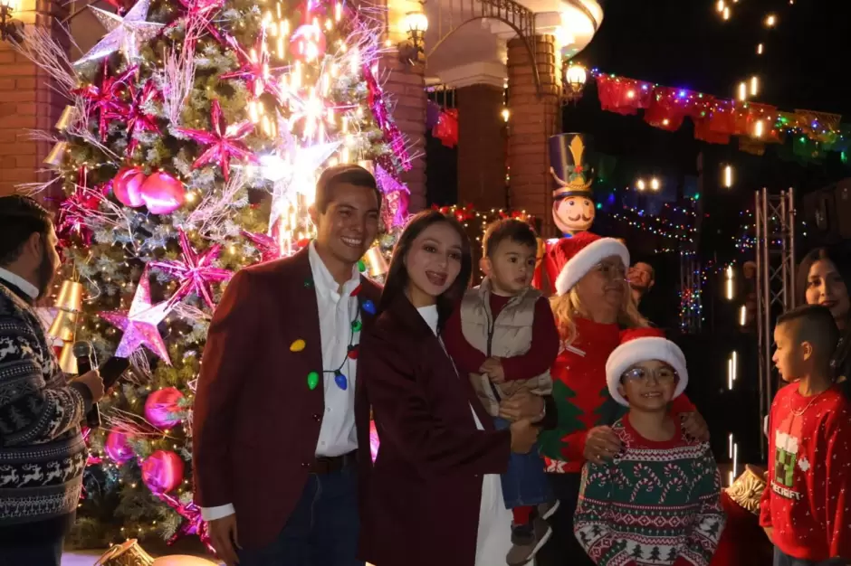 Tecate se llena de luz y alegr�a con el encendido del �rbol de Navidad