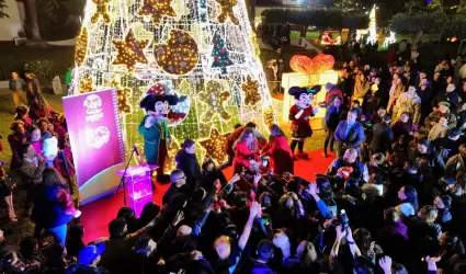 Encienden Claudia Agat�n �rbol y luces navide�as