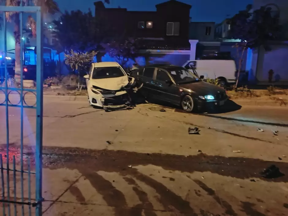 Dos veh�culos da�ados
