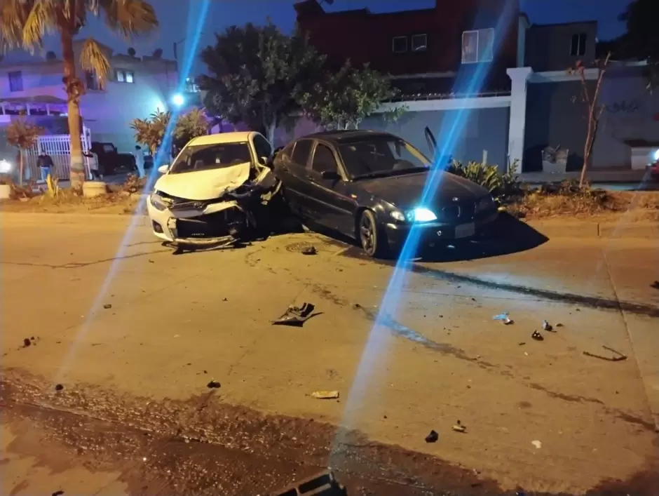 Dos veh�culos da�ados