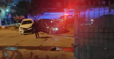 Dos veh�culos da�ados
