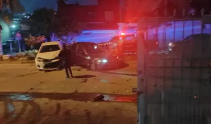 Dos veh�culos da�ados