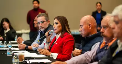 Toma Claudia Agat�n protesta a director y presidenta de Proturismo de Ensenada