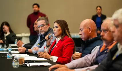 Toma Claudia Agat�n protesta a director y presidenta de Proturismo de Ensenada