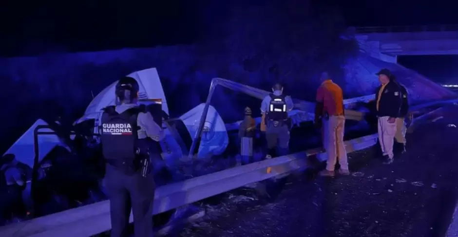Veh�culo de la Guardia Nacional embestido por tr�iler