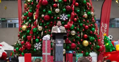 Es encendido �rbol navide�o en Palacio Municipal