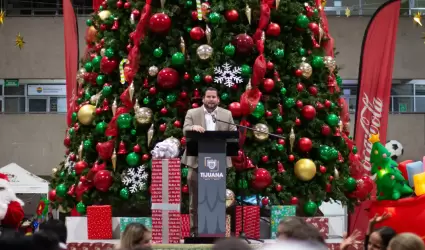 Es encendido �rbol navide�o en Palacio Municipal