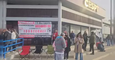 Docentes de la Secci�n 37 bloquean oficinas de la CESPT en protesta contra refor