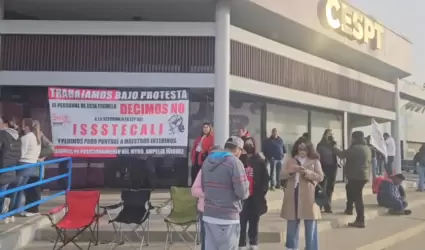 Docentes de la Secci�n 37 bloquean oficinas de la CESPT en protesta contra refor