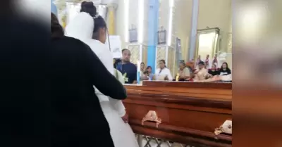 Vestida de novia acude al funeral de su pareja que muri� atropellado