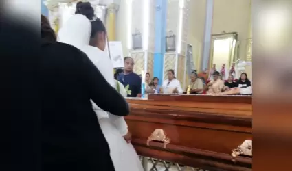 Vestida de novia acude al funeral de su pareja que muri� atropellado