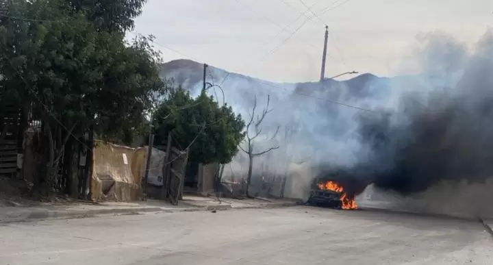 Veh�culo se incendi� frente a plantel educativo en fraccionamiento El Ni�o