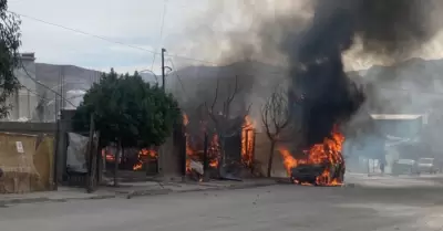 Veh�culo se incendi� frente a plantel educativo en fraccionamiento El Ni�o