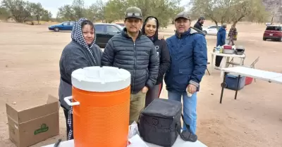 Familia regala champurrado y tamales en el Cerro de la Virgen