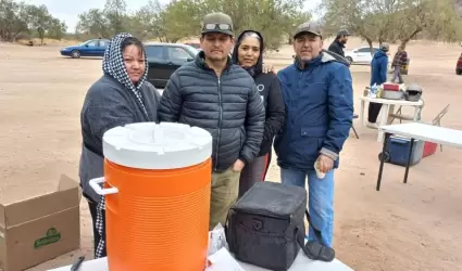 Familia regala champurrado y tamales en el Cerro de la Virgen