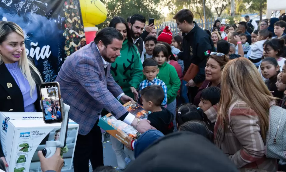 Convive presidente Ismael Burgue�o Ruiz con residentes de Otay Centenario en posada delegacional