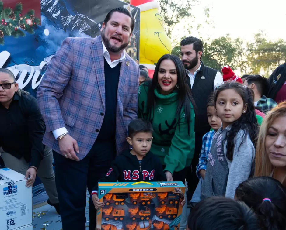 Convive presidente Ismael Burgue�o Ruiz con residentes de Otay Centenario en posada delegacional
