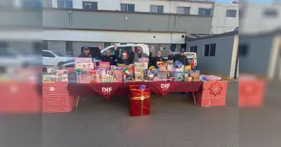 Donan Polic�as Municipales 200 juguetes al DIF Ensenada