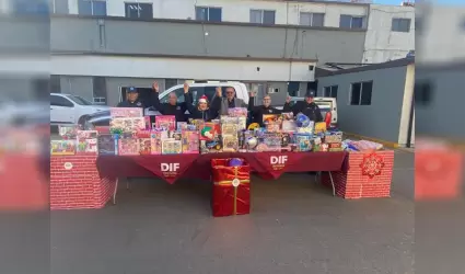 Donan Polic�as Municipales 200 juguetes al DIF Ensenada