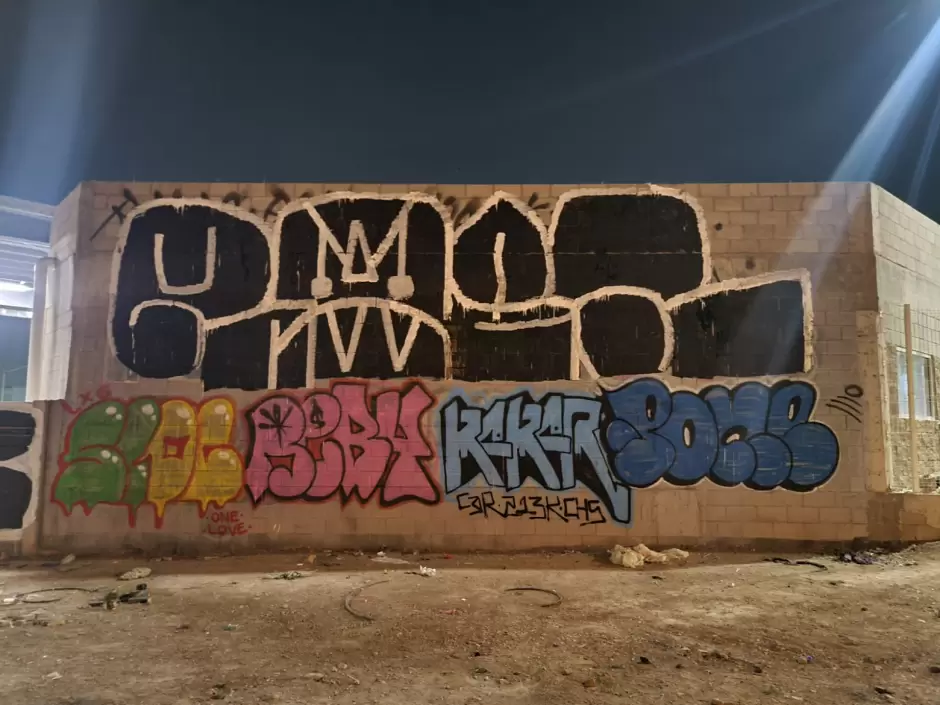 Detenidos por da�os en propiedad ajena tras pintar graffiti