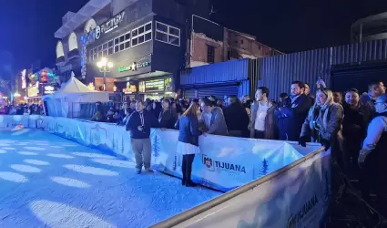 Recorre presidente municipal Ismael Burgue�o Villa Navide�a en la Avenida Revolu