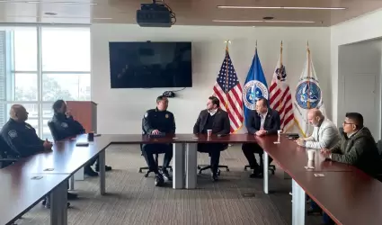 Presidente Municipal Ismael Burgue�o Ruiz con la Directora de la Oficina de Adua