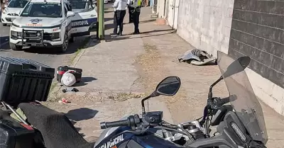 Embiste auto a polic�a motorizado