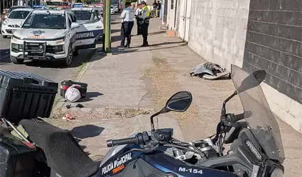 Embiste auto a polic�a motorizado