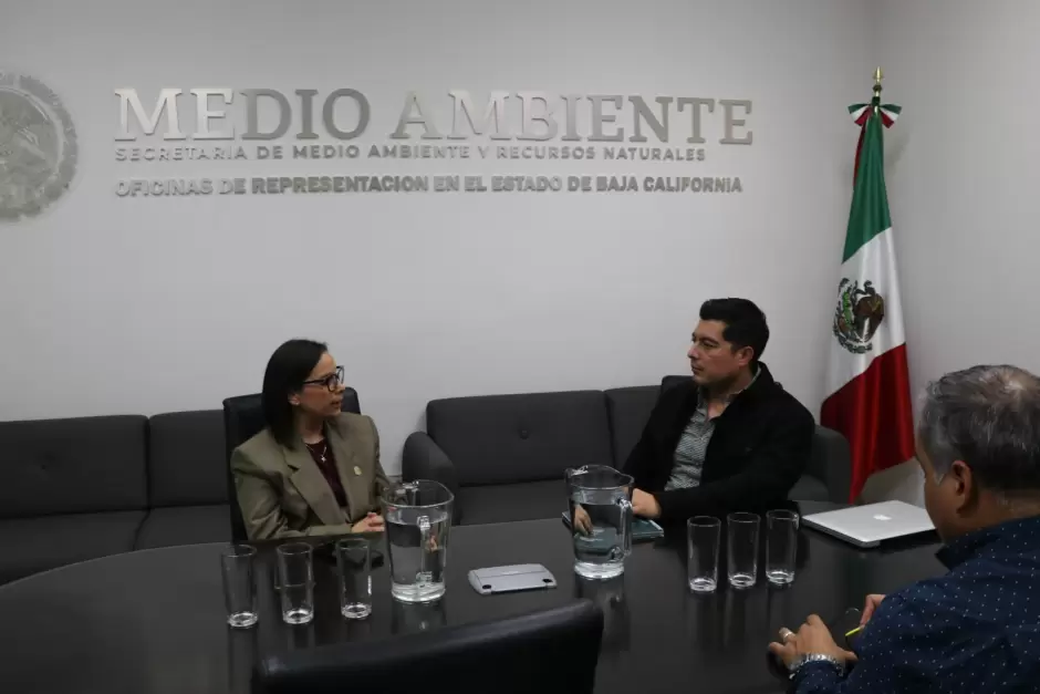 Se re�ne M�nica Vega con representante de la Semarnat en Baja California para fortalecer la agenda ambiental en el estado