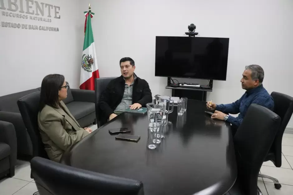 Se re�ne M�nica Vega con representante de la Semarnat en Baja California para fortalecer la agenda ambiental en el estado